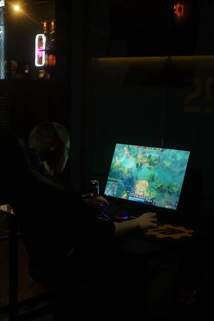 Игрок за матчем в Dota 2